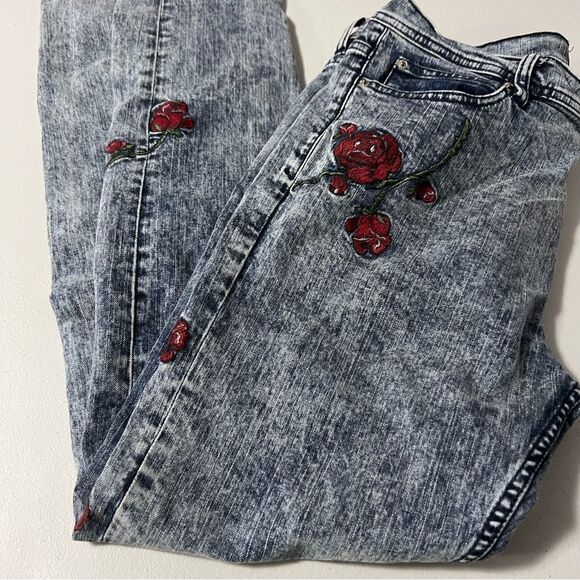 BDG UO Rose Embroidered Acid Wash Skinny Jeans - Picture 8 of 10